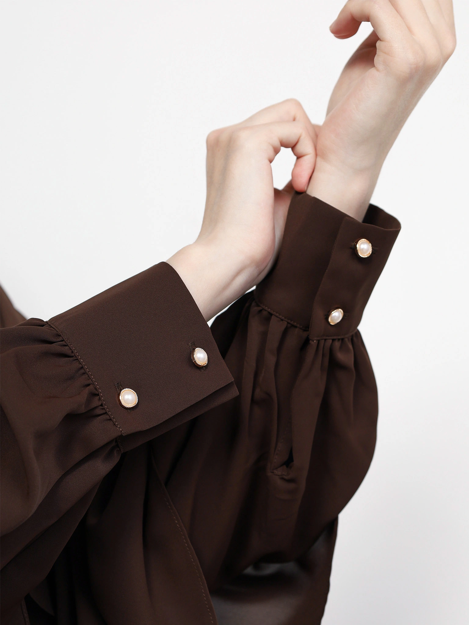 Блуза темно-коричневого цвета с рюшами